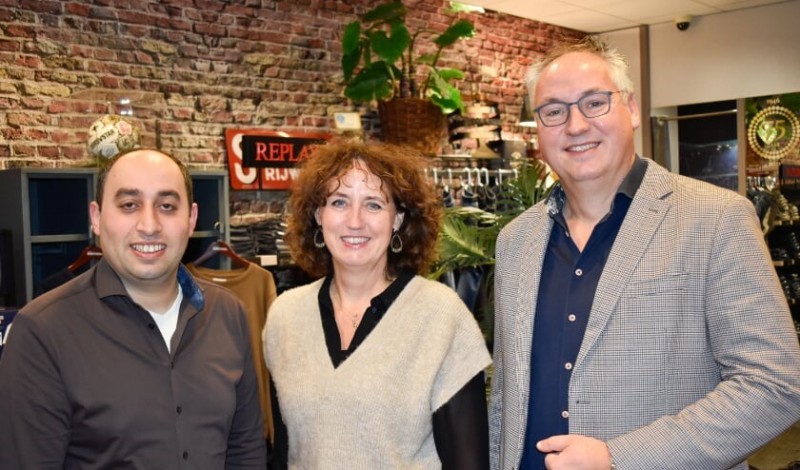 Verkopers Mauro en Desiree en eigenaar Marc Roetgering zijn ontzettend trots dat Tiecke & Mulder al 75 jaar bestaat.jpg