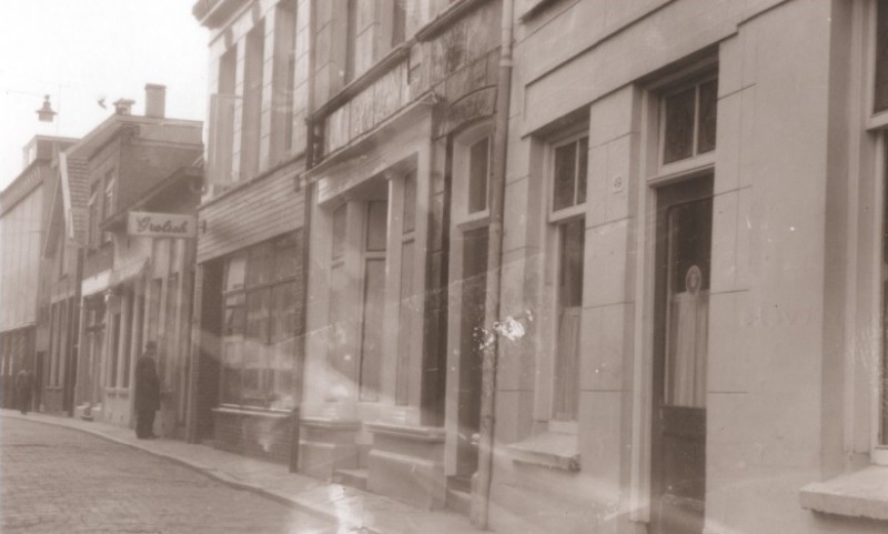 Stadsgravenstraat 45-47-49 Voorzijde panden, met café 1967.jpg
