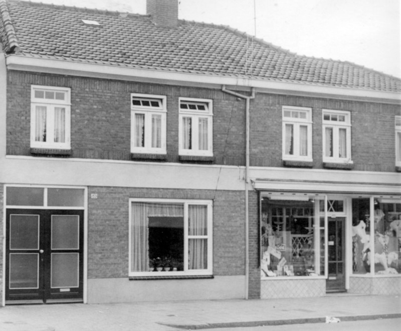 Deurningerstraat 155 kousenwinkel Lukas Reymerink ca. 1950.jpg