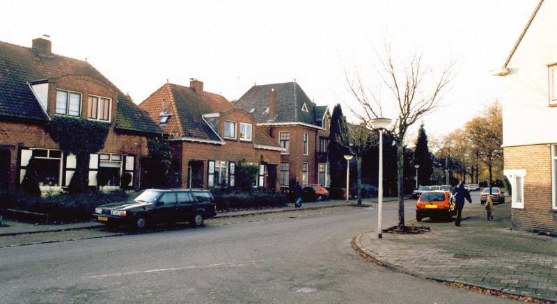 Minister Loudonlaan 59-65 Straatbeeld met geparkeerde auto's in de wijk Zwik.Richting het oosten..jpg