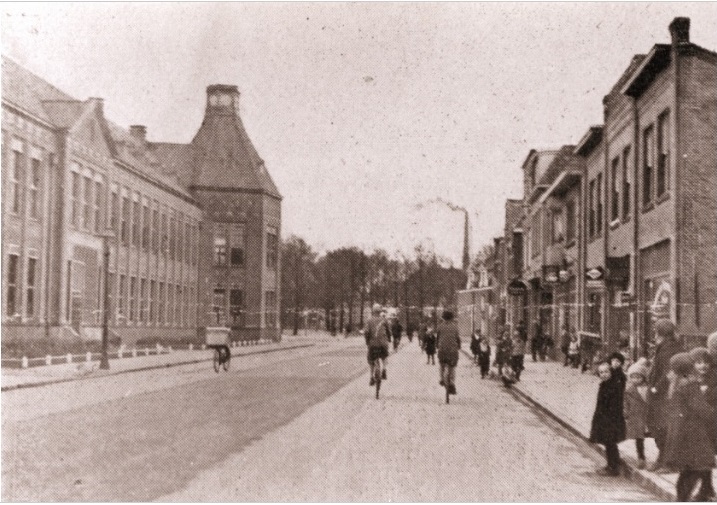 C.F. Klaarstraat 14 e.v. rechts winkels  en links het Gemeentelijk Lyceum 1930.jpg
