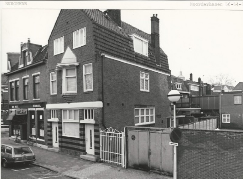 Noorderhagen 52-54-56 Bar restaurant Istanbul op de hoek met de Van Lochemstraat. 22-1-1981.jpg