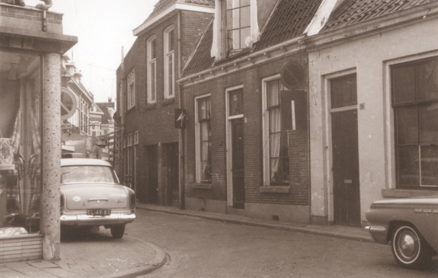 Stadsgravenstraat 36-42 Voorzijde panden gezien vanaf de kruising met de Van Lochemstraat 1967.jpeg