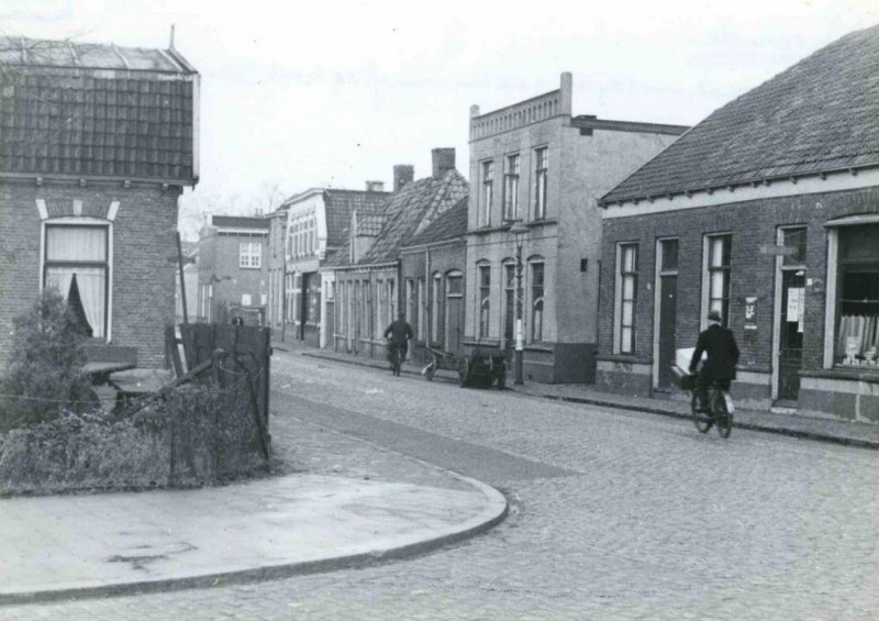 Beltstraat 71-99 links 70-72 vanaf de Borneostraat in noordelijke richting 1944. rechts kruidenierswinkel Godschalk.jpg