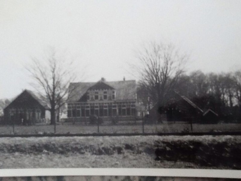 Buurserstraat 303 ter hoogte van rotonde Broekheurnering nu staat alleen de villa van de Fam. Robers er nog,net voor de vijver.jpg