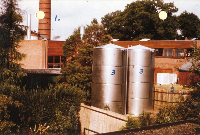 Bolhaarslaan 20 Deurningerstraat 459 Wasserij de Bolhaar met waterreservoirs 1978.jpeg