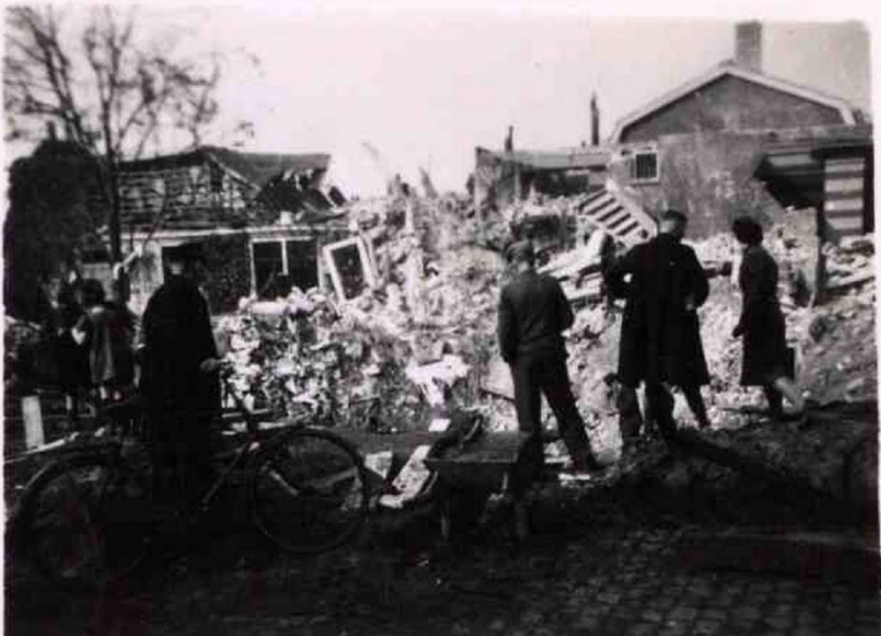 Brinkstraat 190 Hoek Javastraat. Getroffen huizen na bombardement van 10.10.1943 (2).jpg