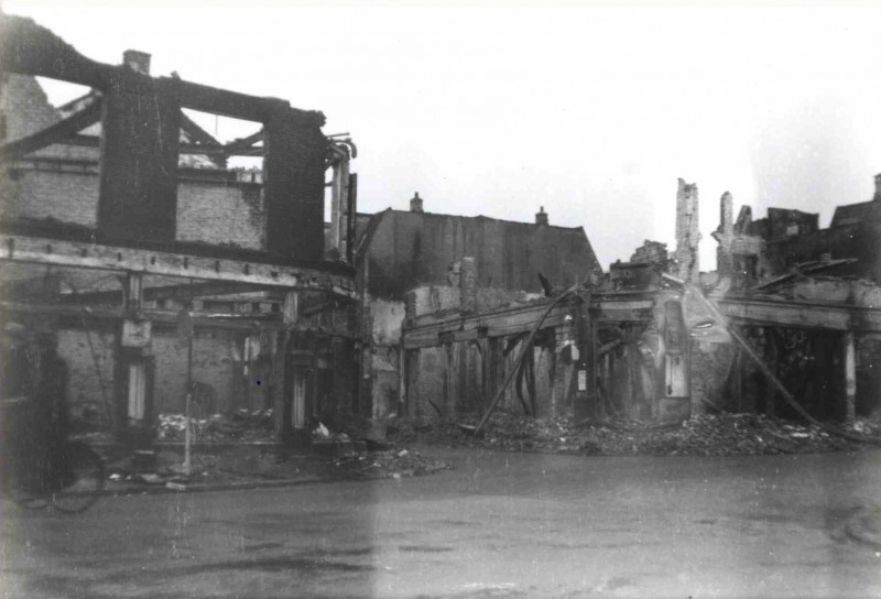 Brinkstraat 171 Hoek Javastraat; schade na bombardement van 10.10.1943.jpg