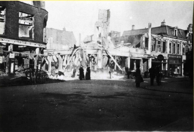 Langestraat Deel van getroffen panden, huisnummers 12 en  22 en Haverstraat 3,4,5. bombardement 22-2-1944.jpeg