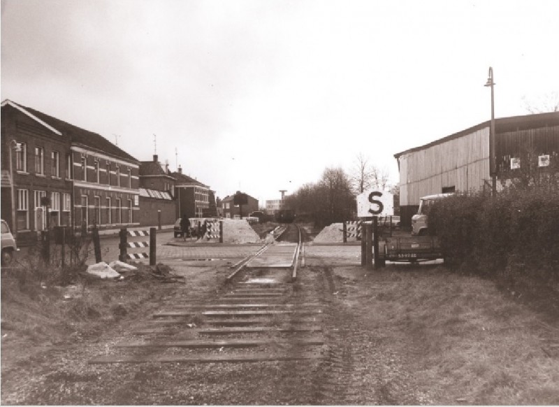 Tweede Emmastraat 1-3 Zicht op de overweg in de spoorlijn Enschede-Ahaus kort voordat deze werd opgebroken, gezien vanaf de spoorweg. maart 1975.jpg