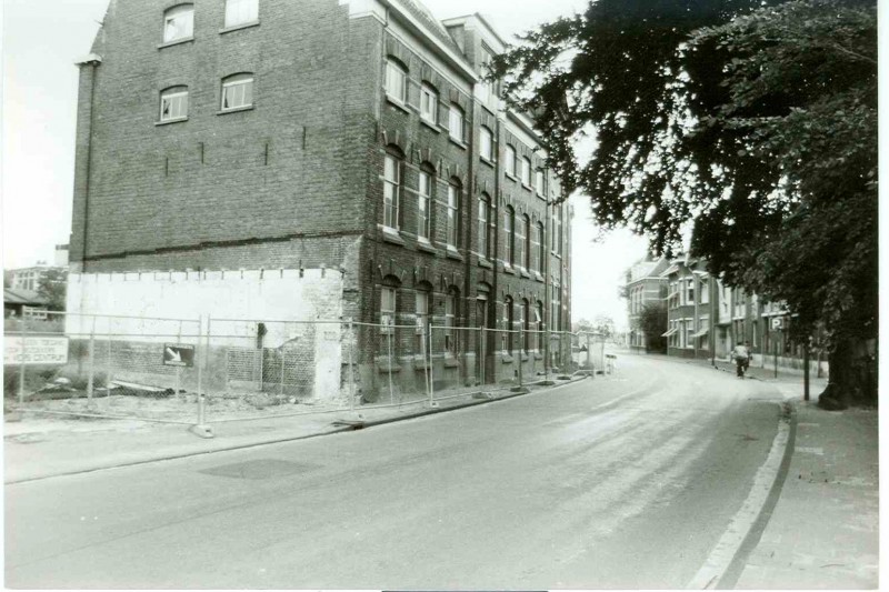 Molenstraat 44-46 links pand Menko. 33 rechts Richting Gemeentewerfstraat en Visserijstraat.jpg