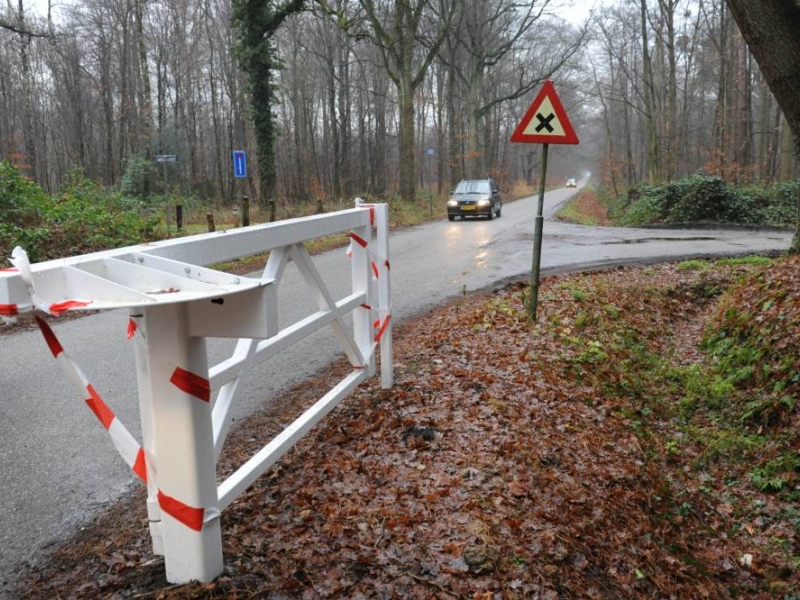 De zwenkarm op de Slaghekkeweg is al geplaatst. Foto Charel van Tendeloo