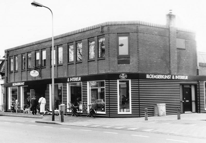 Kuipersdijk 72 Hoek Celebesstraat, winkel Bloemsierkunst & Interieur voormalige pand van confectiefabriek van Dijk en Bootsma.jpg