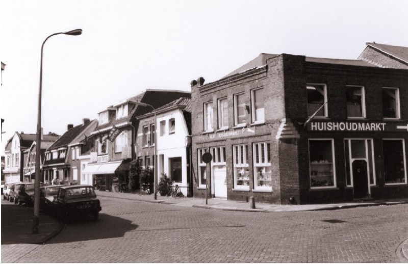 Tweede Emmastraat 1 hoek Zwedeweg 2 met zicht op o.a. Slot Huishoudmarkt 5-6-1996 vroeger Confectiefabriek Gebr. Brasz.jpg