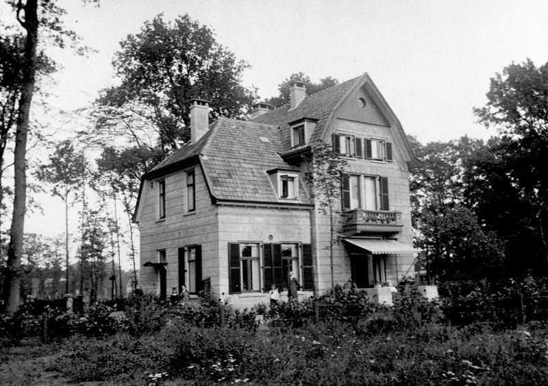 Thorbeckelaan 1 Villa Het Zwik met enkele personen in een groene omgeving.jpg