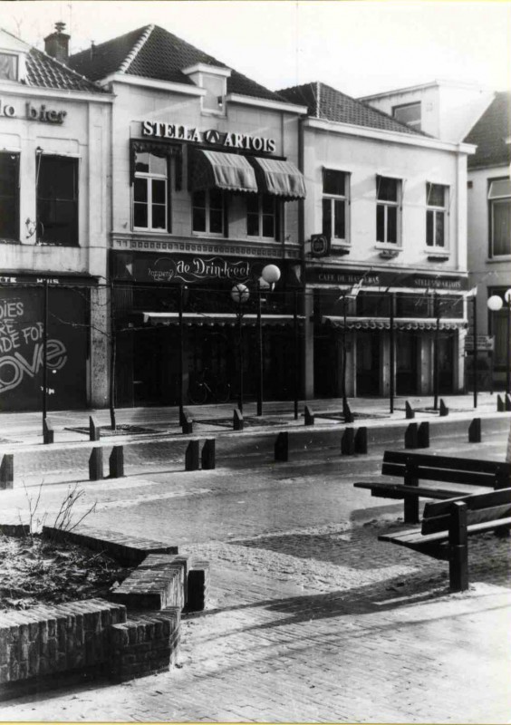 Langestraat 58-60 hoek Markt Zicht op drin-k-eet en de Hassebas 1981.jpg