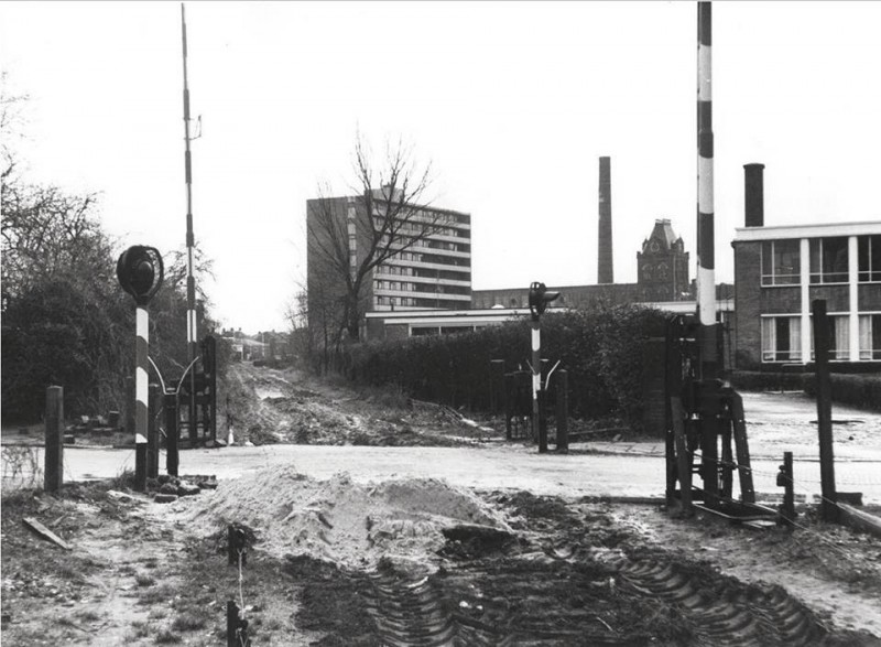 Blekerstraat 105 de spoorwegovergang en rails worden weggehaald. Hier is nu een fietspad.jpg