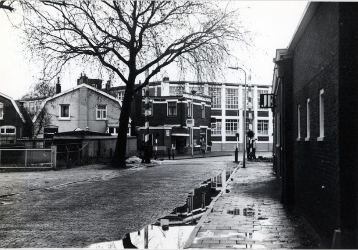 Blekerstraat 105 rechts T.h.v. v.m. spoorwegovergang richting Haakbergerstraat 1-3-1975.jpg