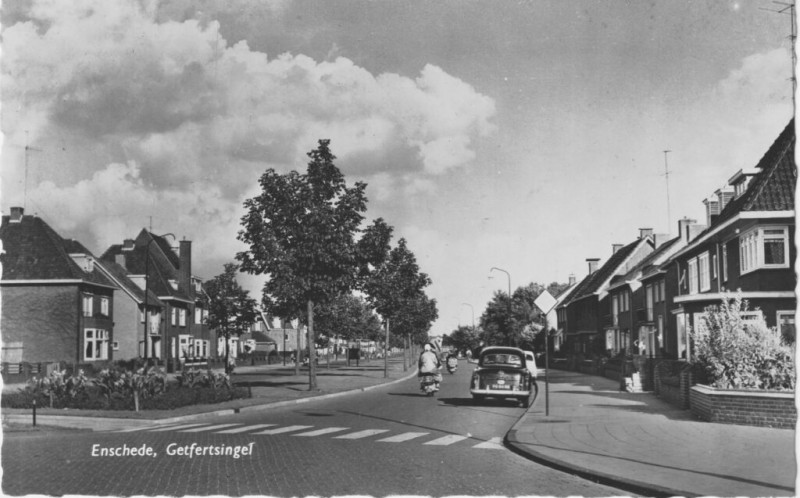 Getfertsingel 49-51 links en 112 rechts hoek Cromhoffsbleekweg 1961.jpeg