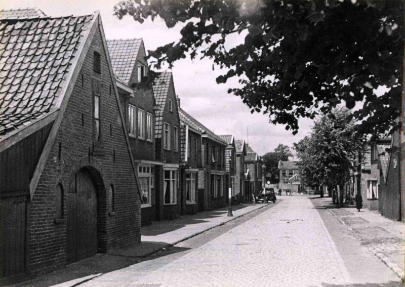 Oostveenweg 32-34-36-38 links en 33 rechts vanaf Lipperkerkstraat richting Lage Botfstraat 1943.jpg
