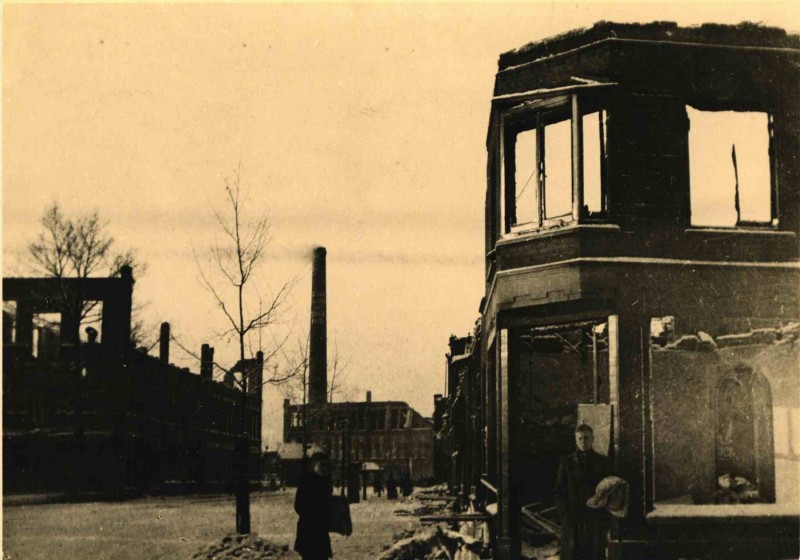 Haaksbergerstraat 138 rechts Tussen Blekerstraat en textielfabriek Jannink na bombardement 22-2-1944.jpg