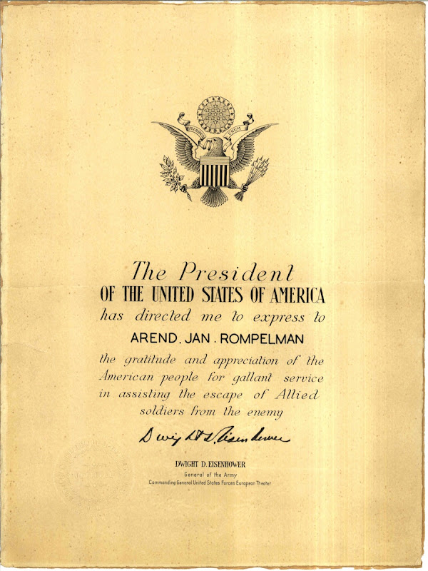 onderscheiding uitgereikt door de Amerikaanse President aan Arend Jan Rompelman uit Enschede voor de hulp aan piloten tijdens de Tweede wereldoorlog..jpg