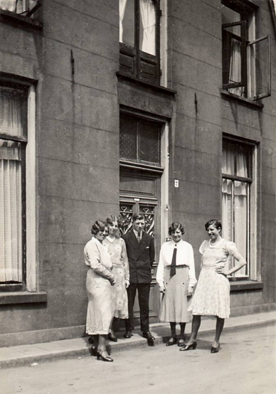 Hengelosedwarsstraat 7  1e huis links achter de boom,  familie Rondhuis van de  smederij.jpg