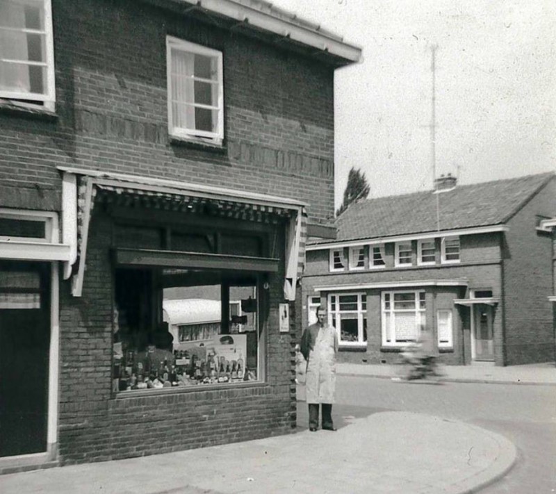 G.J. van Heekstraat 125 hoek Abraham Strickstraat De Visch- en Fruithal Joh. de Roo.jpg