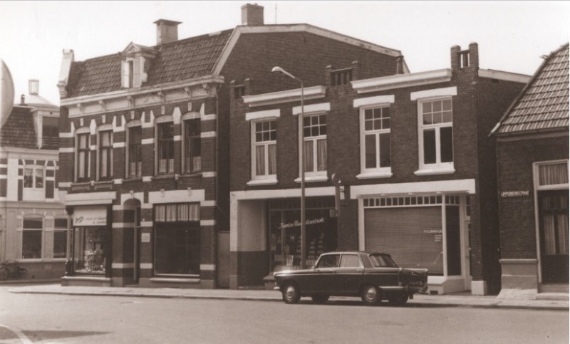 Lipperkerkstraat 69-71-73 woningen en winkels, o.a. de Twentse Sleutelcentrale 1967.jpg