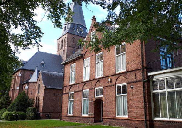 Scholten Reimerstraat 40 Pastorie en parochiecentrum te koop Hopen op mooie invulling voor Lonneker 3-10-2019.jpg