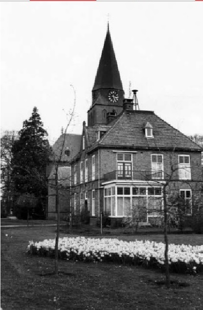 Scholten Reimerstraat 40 kijkend op de pastorie met de parochiekerk. Gebouwd in 1911-1912 naar een ontwerp door W. ter Riele..jpg