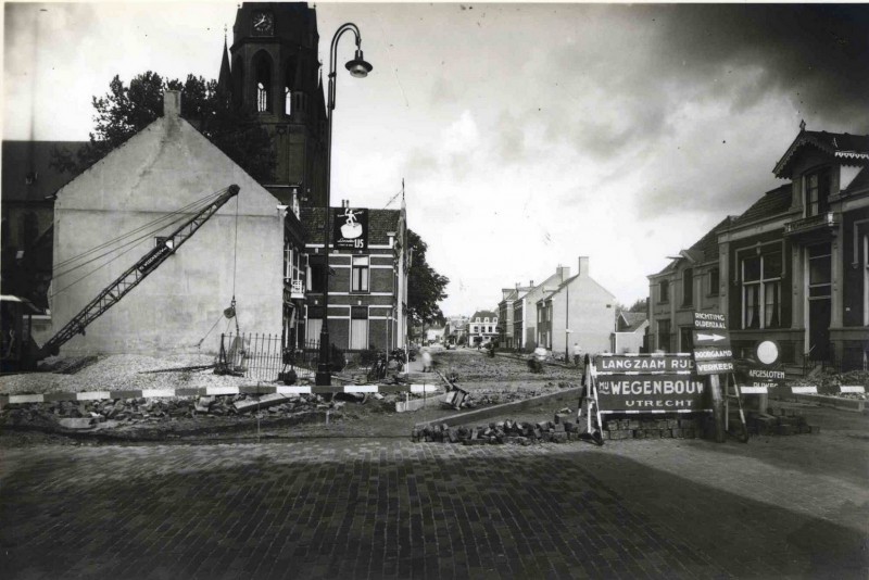 Oldenzaalsestraat 110-112 vanaf Molenstraat in noordelijke richting met St. Jozefkerk. Rechts het woonhuis van Chr. Janssen 1950.jpg