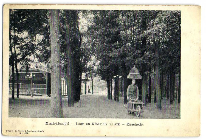 Muziektempel laan met kiosk.jpg