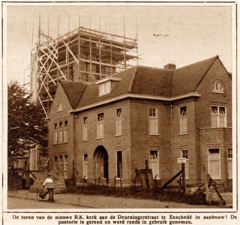 Deurningerstraat 212 Mariakerk en Pastorie gebouwd  1927 en toren in 1928..jpg