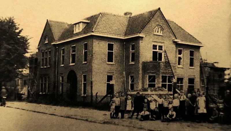 Deurningerstraat 212 Pastorie. Mariakerk nog niet gebouwd. 1927.jpg