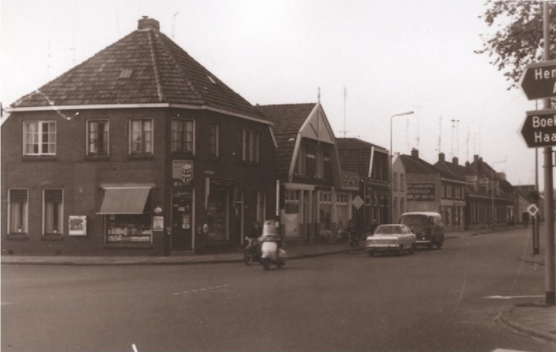 Deurningerstraat 135-155 vanaf hoek Boddenkampsingel woningen en winkels. O.a. Breukers levensmiddelen kapsalon Koershuis en verfwinkel 1967.jpg