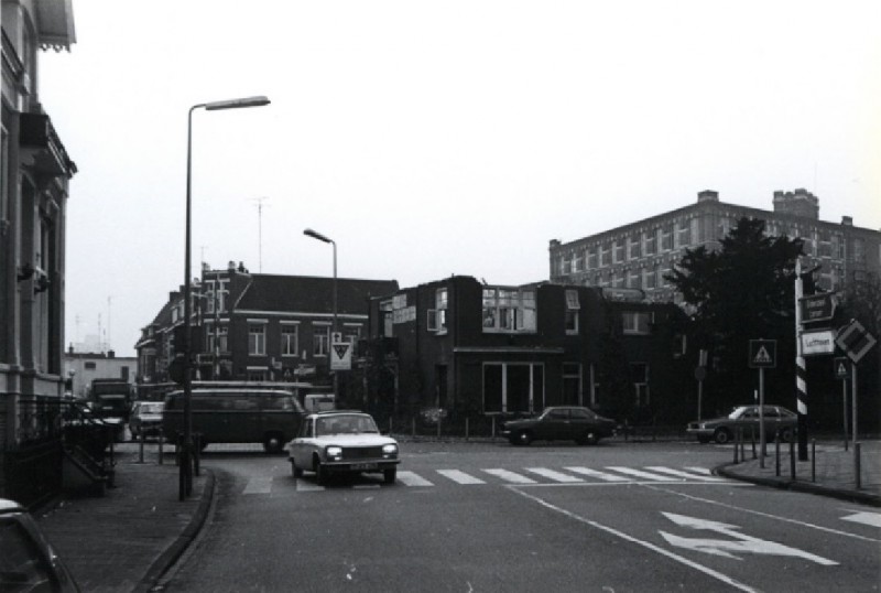 Oldenzaalsestraat 105 Kruispunt Molenstraat Oosterstraat richting centrum 1978.jpg