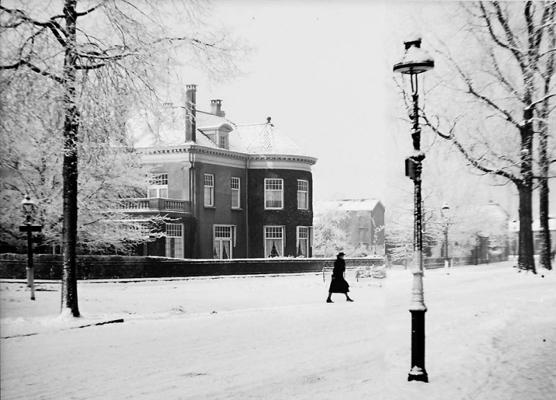 M.H. Tromplaan 1 hoek Nijverheidstraat sneeuw.jpg