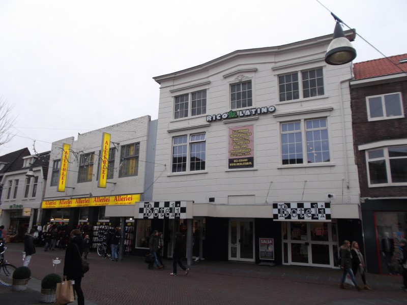 De Heurne 19 vroeger schouwburg Ons Huis en later bioscoop Metropool en Allerlei winkel  en 19B van Heekshuis nu Rico Latino.JPG