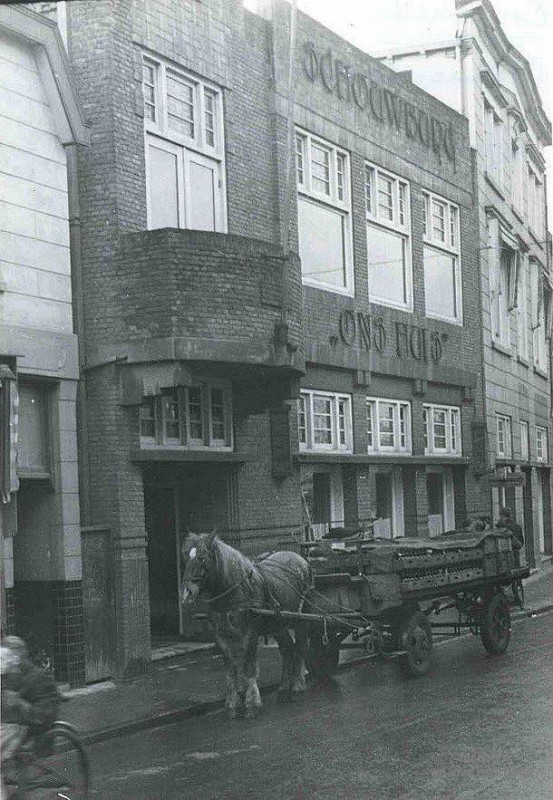 Oldenzaalsestraat 17-19 schouwburg Ons Huis en kantoorgebouw Coop. Tot steun in de strijd..jpg