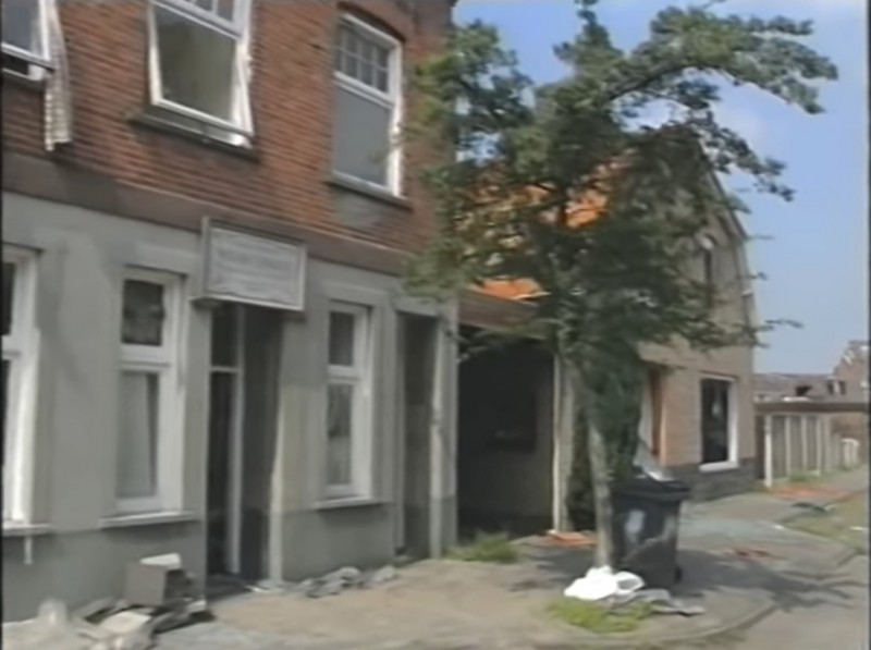 Renbaanstraat 76 voormalig pand Martina na de vuurwerkramp 13 mei 2000.jpg