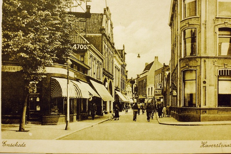 Haverstraat 44-46-48 links hoek Markt 24 rechts kantoor Heek & Co.JPG