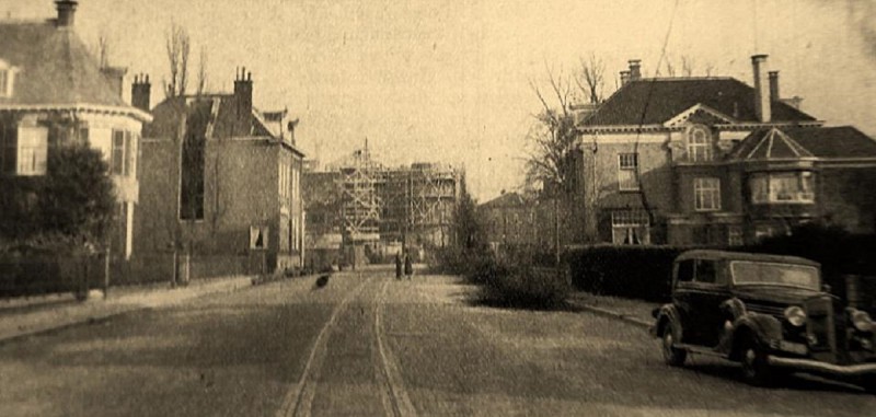 M.H. Tromplaan 1 rechts en 2 links. achteraan. op de achtergrond bouw pand Vroom en Dreesmann.jpg