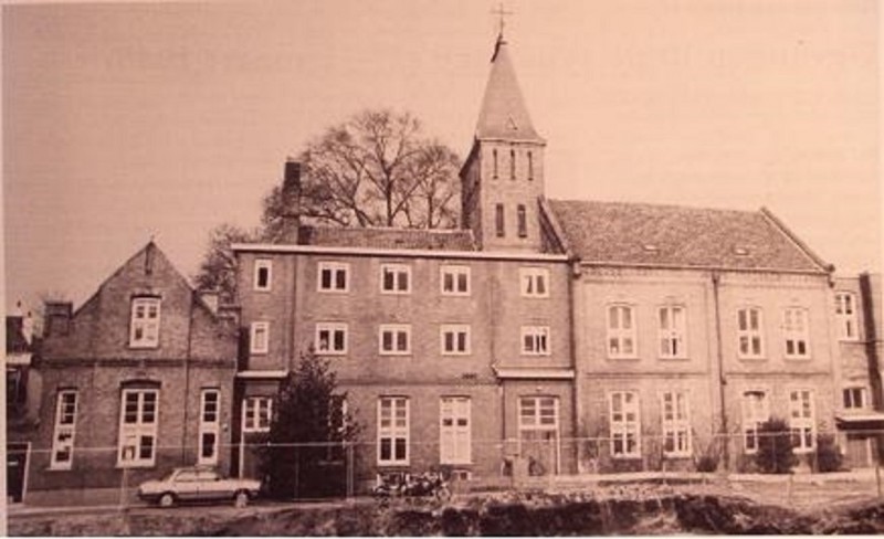 Noorderhagen 25 het vooraanzicht van het Larinksticht begin 1988, bij de bouw van het muziekcentrum.jpg