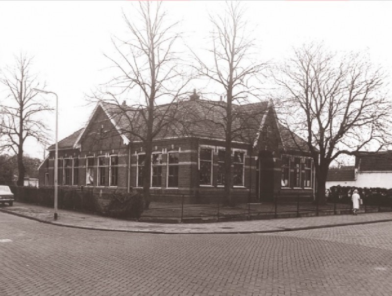 G.J. van Heekstraat 160 hoek Toekomststraat Schoolgebouw waarin laatstelijk de Dr. A. van Voorthuijsenschool was gevestigd. Pand is in 1973 gesloopt. 10-4-1973.jpg