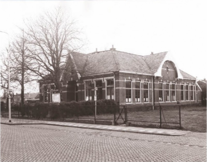 G.J. van Heekstraat 160 Schoolgebouw waarin laatstelijk de Dr. A. van Voorthuijsenschool was gevestigd. Pand is in 1973 gesloopt..jpg