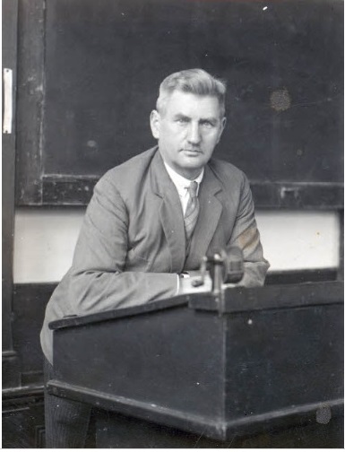 G.J. van Heekstraat 160 hoek Toekomststraat Portret van E. Talens, 25 jaar hoofd de L.O. school E I Lonneker 1-2-1933.jpg