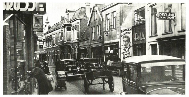 Kalanderstraat 7-11  rechts sigarenmagazijn Rond.reclame W. de Groot. ingang Hema 1930.jpg