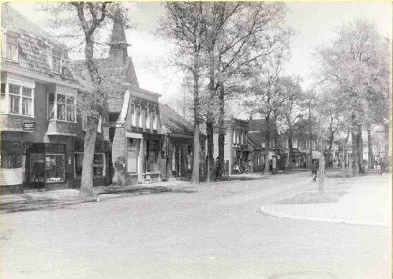 Haaksbergerstraat 346-352 Bethelkerkje de situatie te zien voor het bombardement ook met benzinepomp.jpg