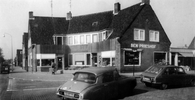 Laaressingel 117-117-121 Op de hoek met de Asterstraat, de dierenspeciaalzaak Fa. Ben Prieshof 1988.jpg